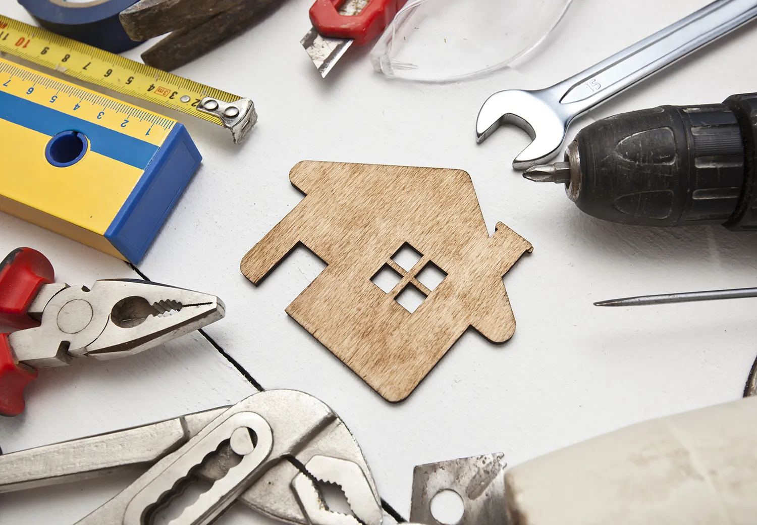 Ein Holzhaus und verschiedene Reparaturgeräte